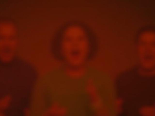 Groupe de personnes chantant en harmonie dans un chœur, mettant l'accent sur la joie et la collaboration.